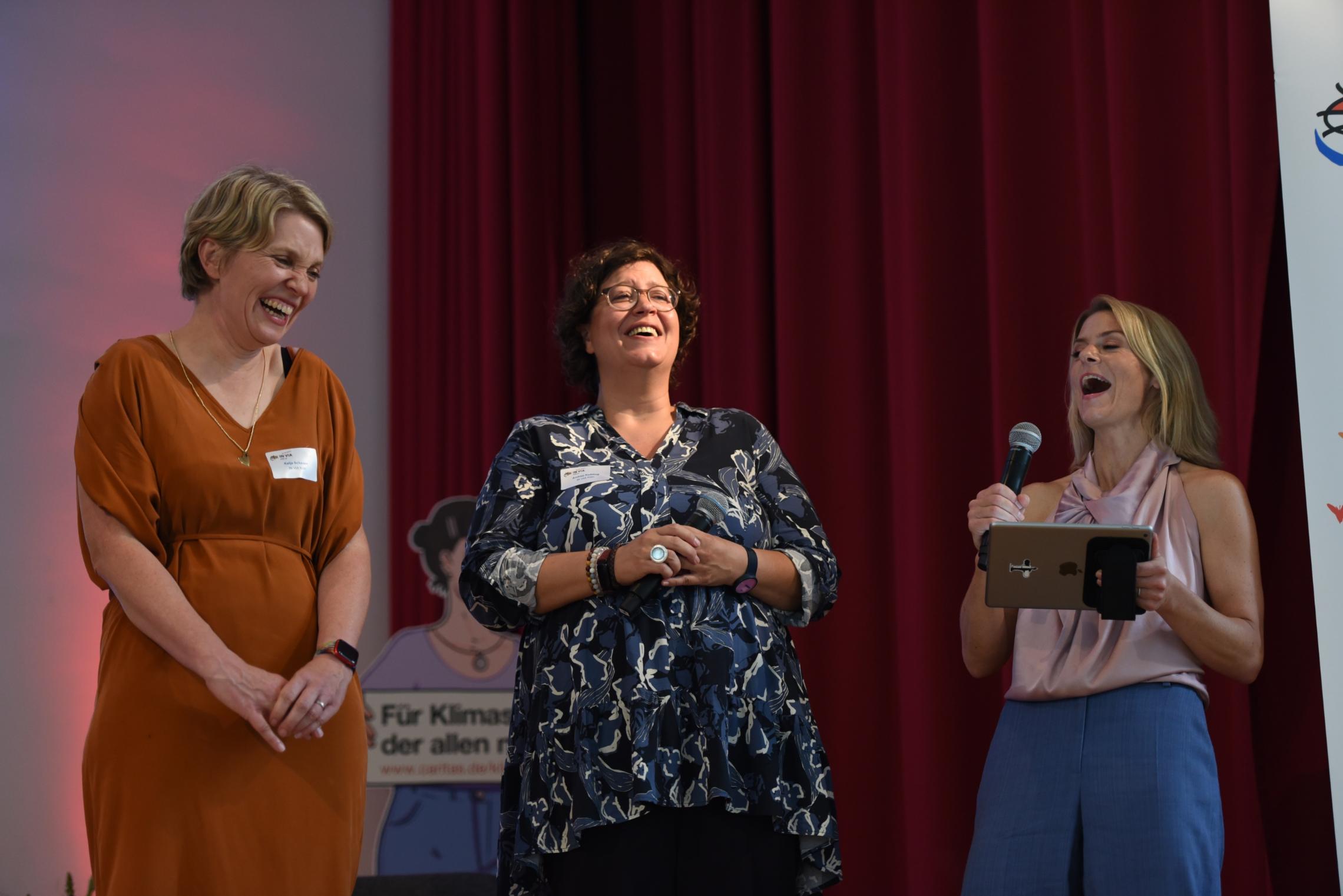 Katja Schauen, Andrea Redding und Moderatorin Anja Backhaus auf dem IN VIA-Podium
