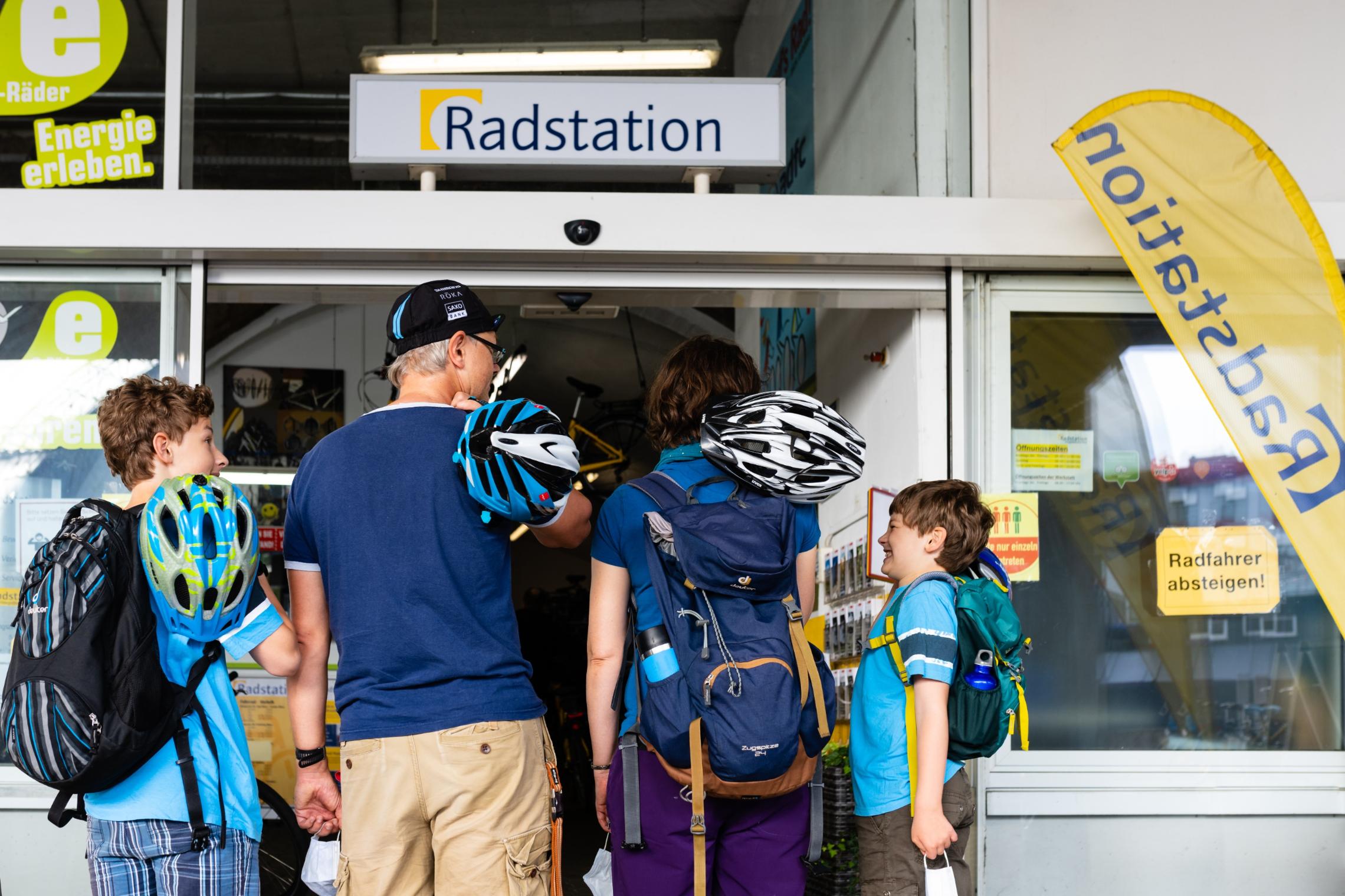 Vor dem Eingang der Radstation Köln am Hauptbahnhof