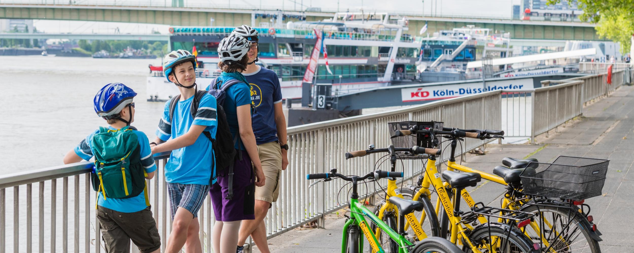 Touristen nutzen Radstationsangebote von IN VIA Köln