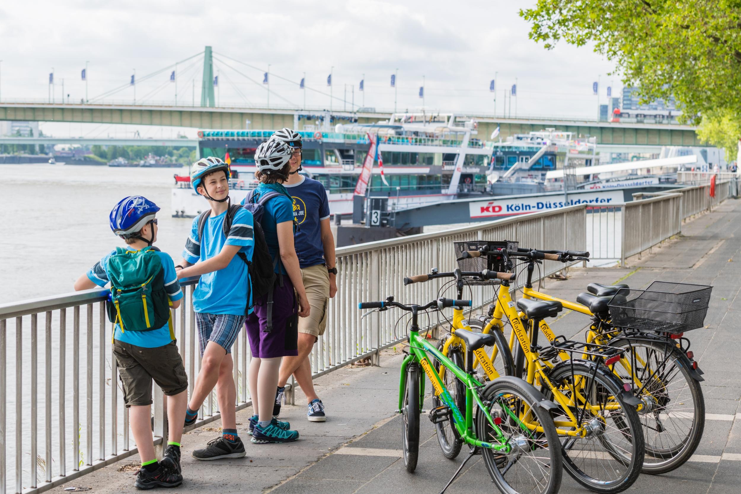 Touristen nutzen Radstationsangebote von IN VIA Köln