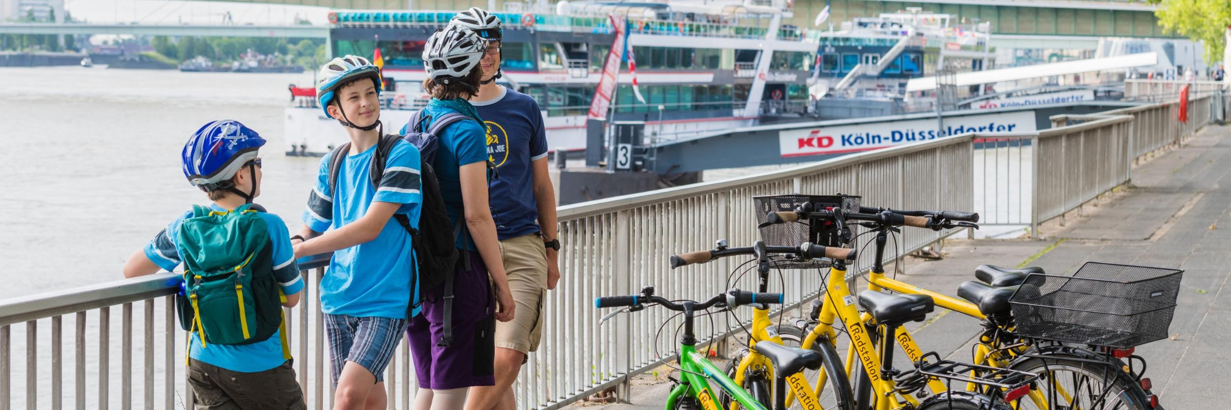 Touristen nutzen Radstationsangebote von IN VIA Köln