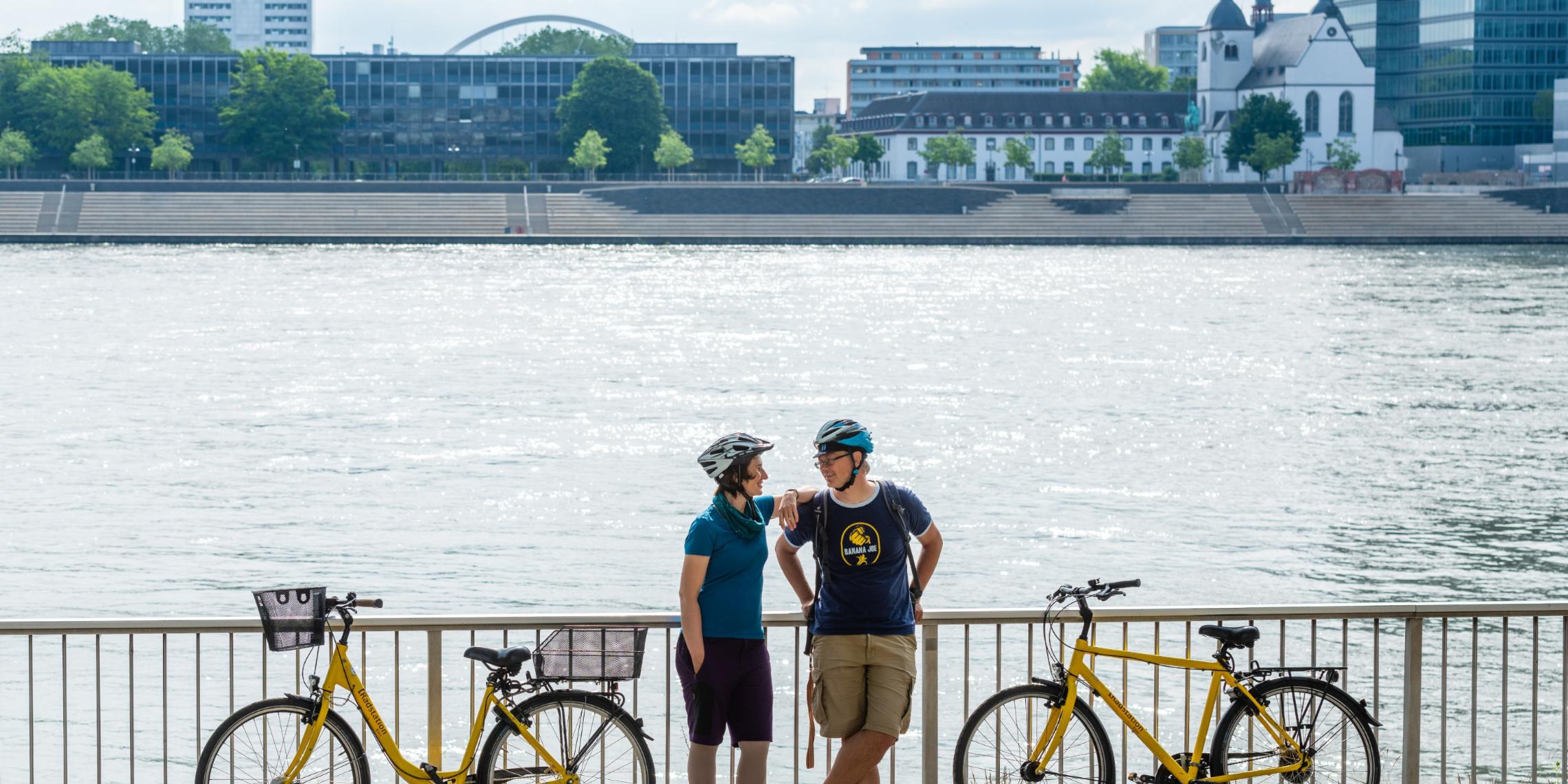 Touristenpärchen mit Leihrädern der Radstation Köln