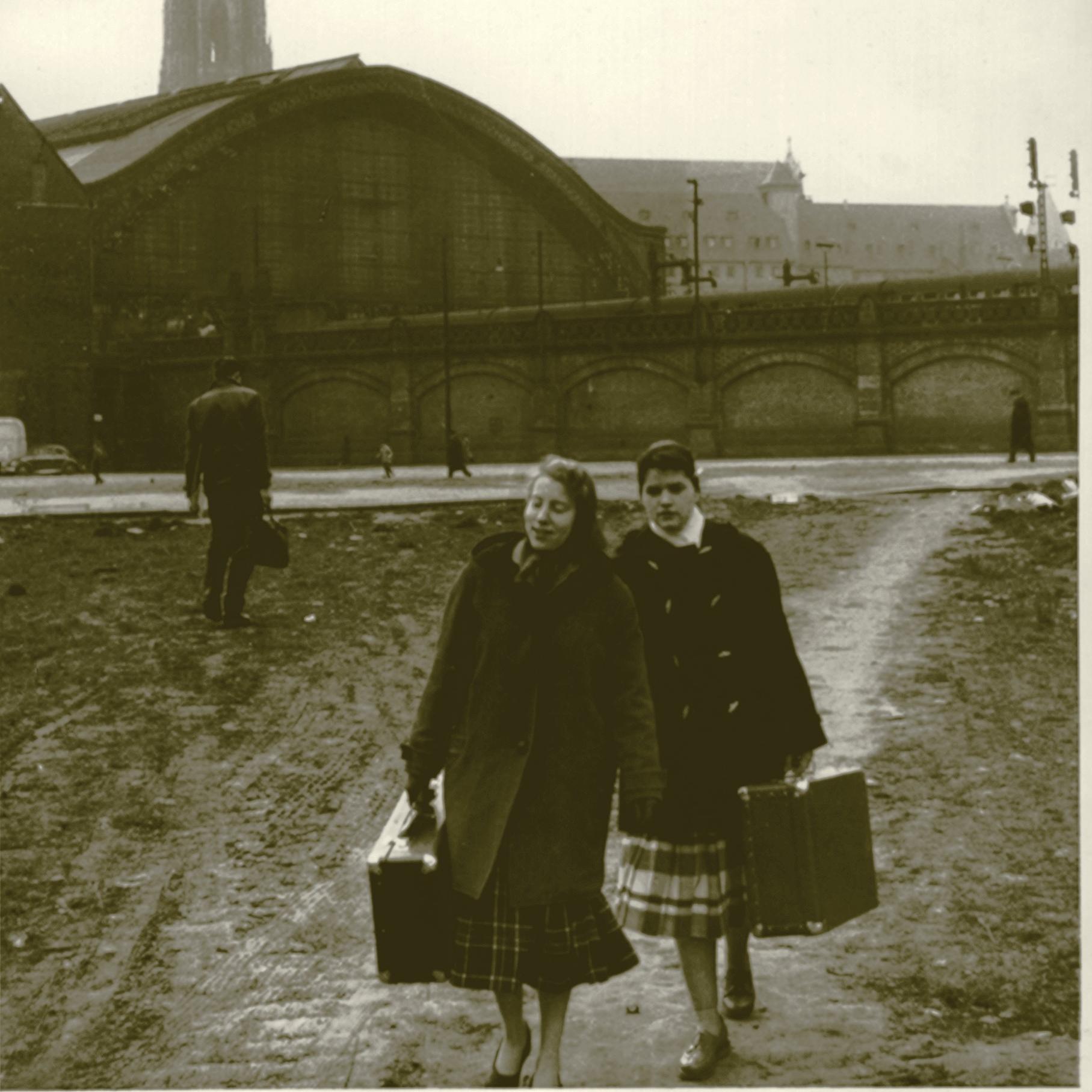 Frauen am Bahnhof