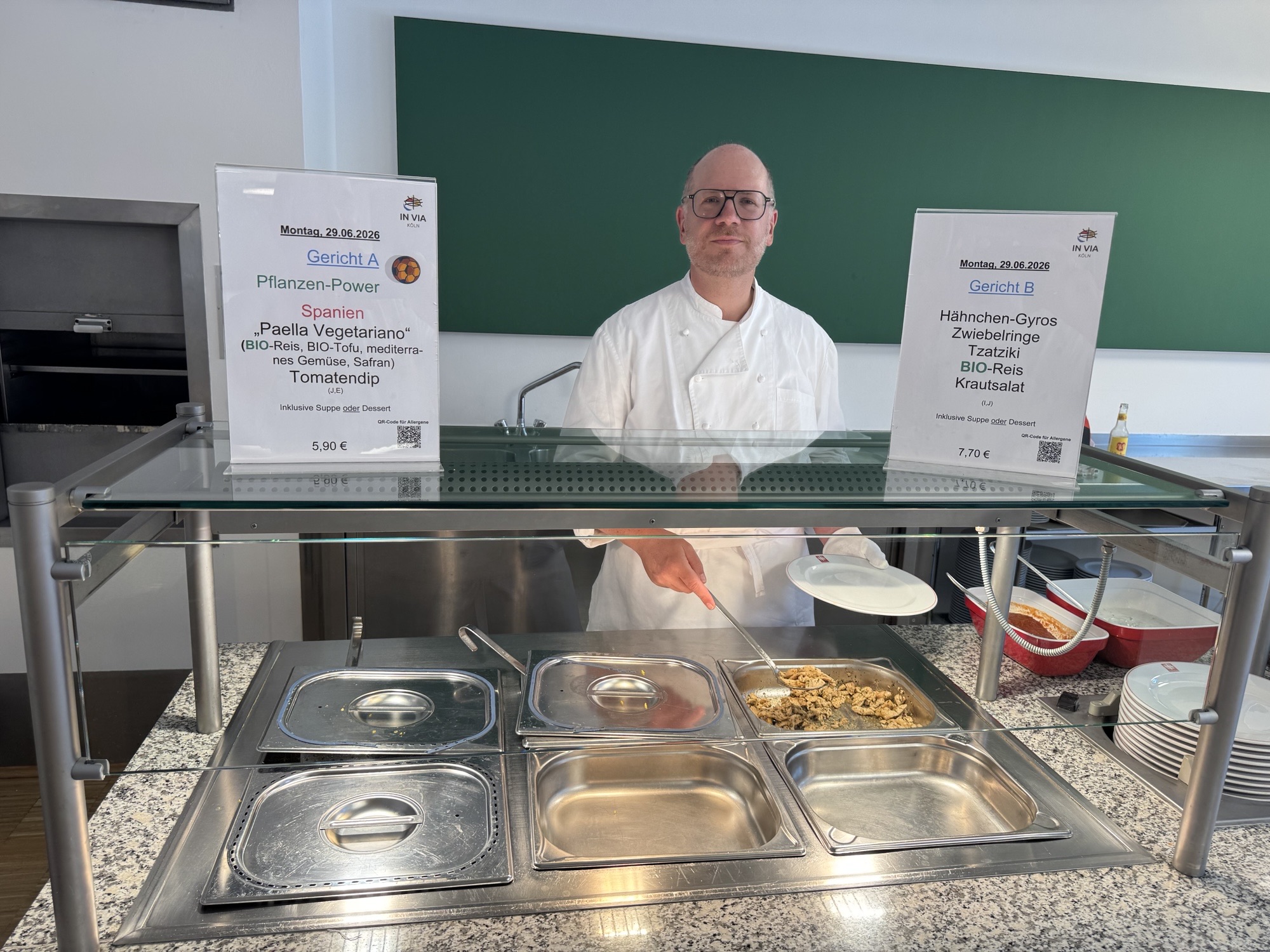 Torsten in der Kantine vom DiCV, die von IN VIA Köln betrieben wird