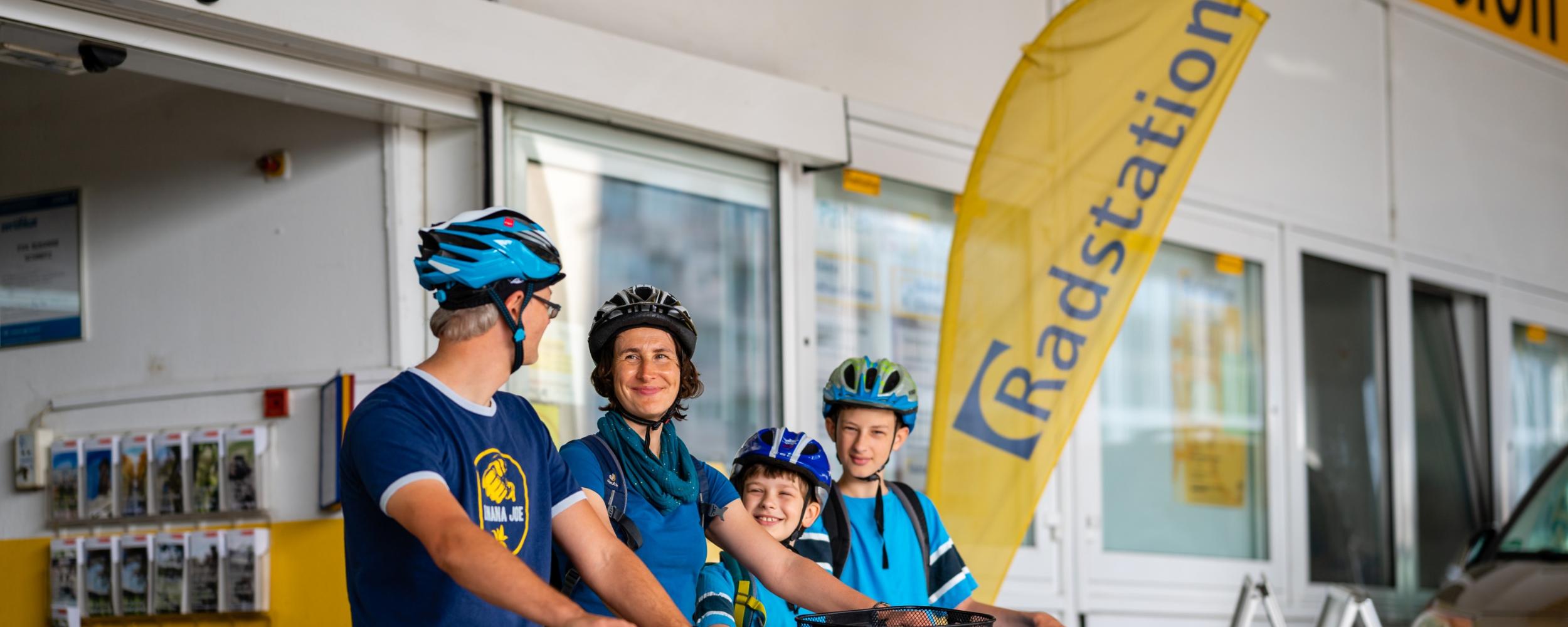 Familie startet von der Radstation Köln am Hauptbahnhof