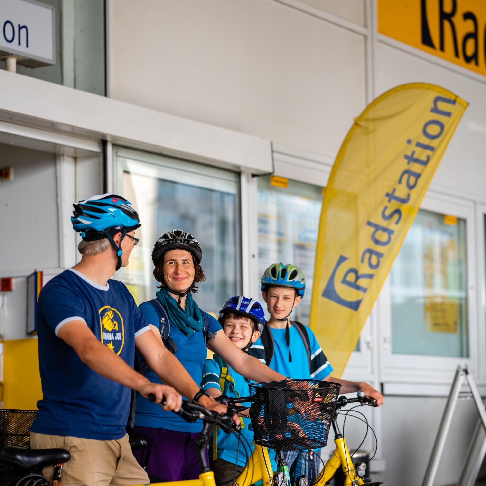 Familie startet von der Radstation Köln am Hauptbahnhof