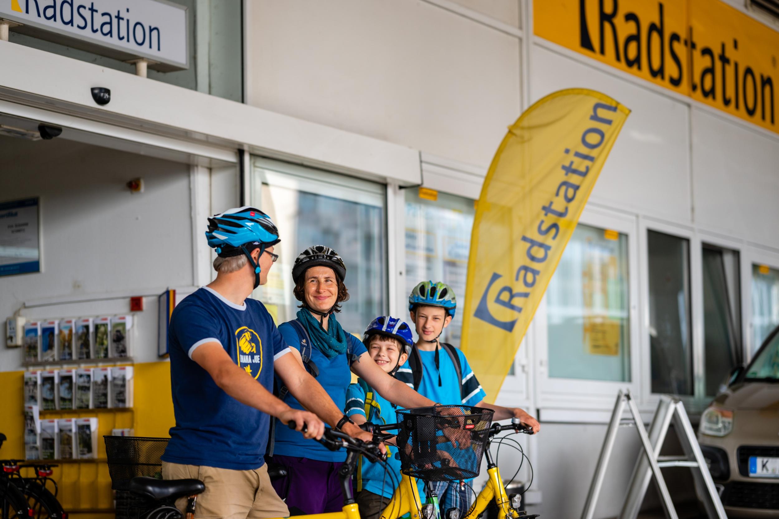 Familie startet von der Radstation Köln am Hauptbahnhof