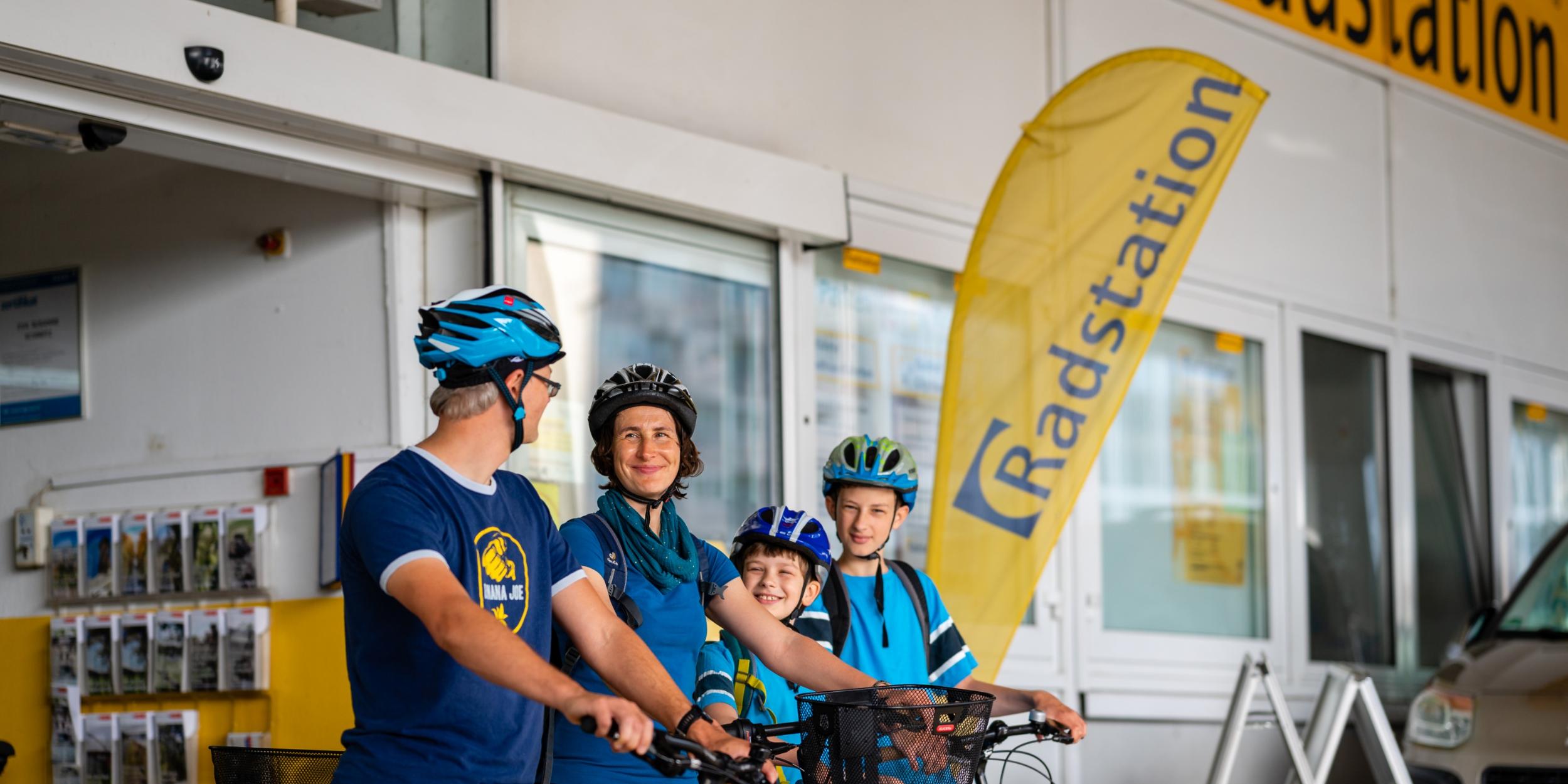 Familie startet von der Radstation Köln am Hauptbahnhof