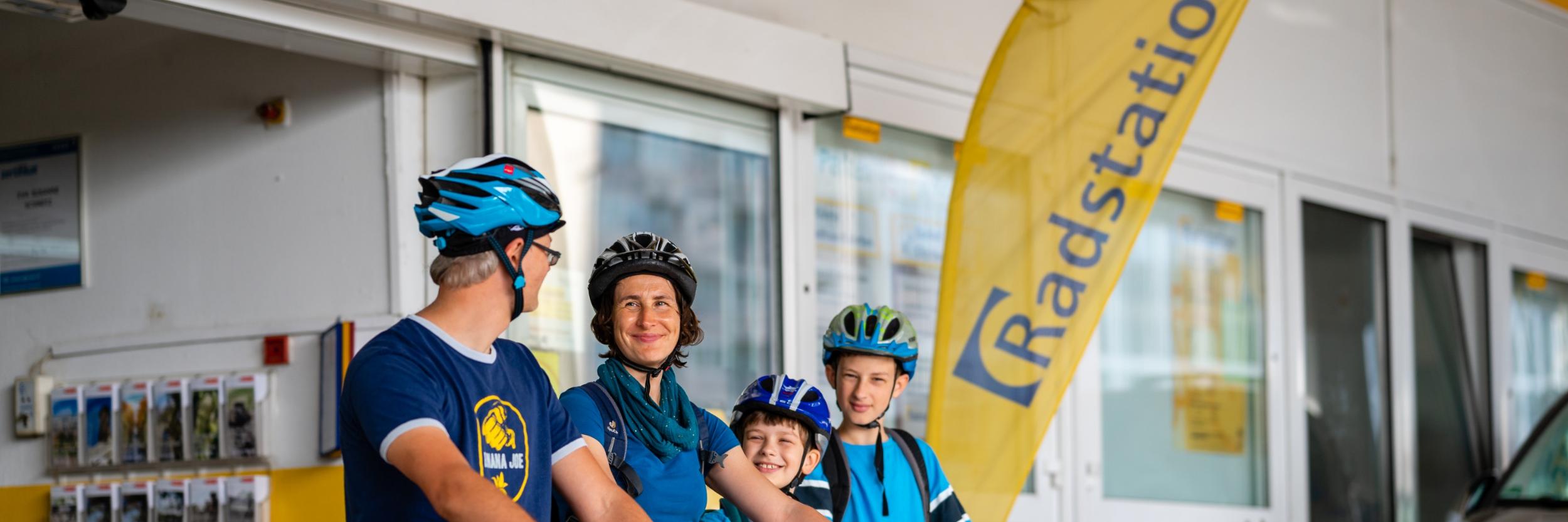 Familie startet von der Radstation Köln am Hauptbahnhof