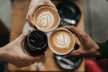 drei-tassen-mit-kaffee