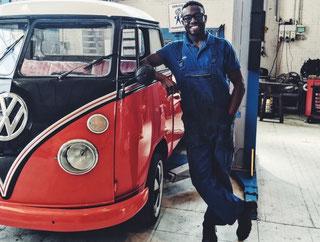 Junge vor VW Bus